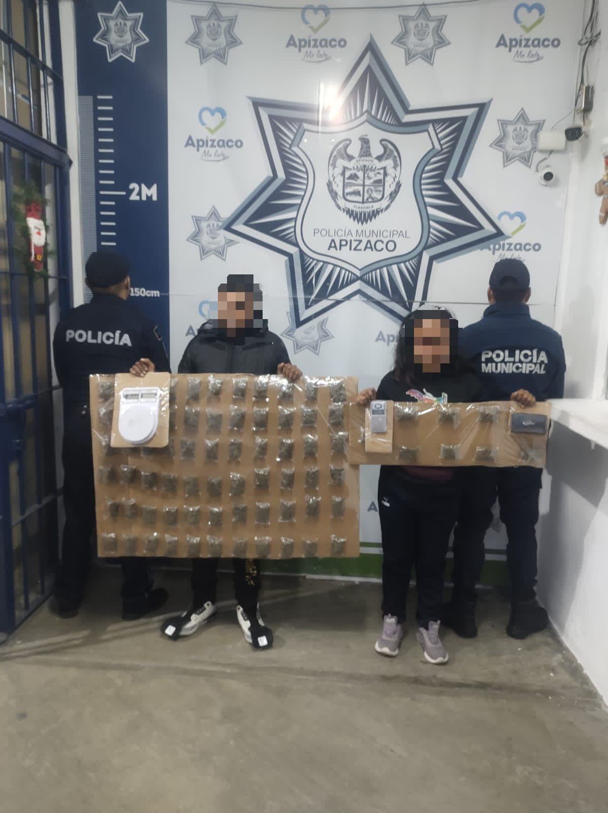 Detiene Policía de Apizaco a dos personas por posesión de enervantes y cohecho
